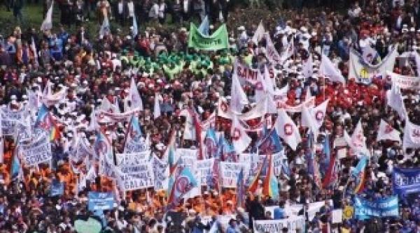 romania pe un butoi cu pulbere bomba oltchim scoate 300 000 de oameni in strada