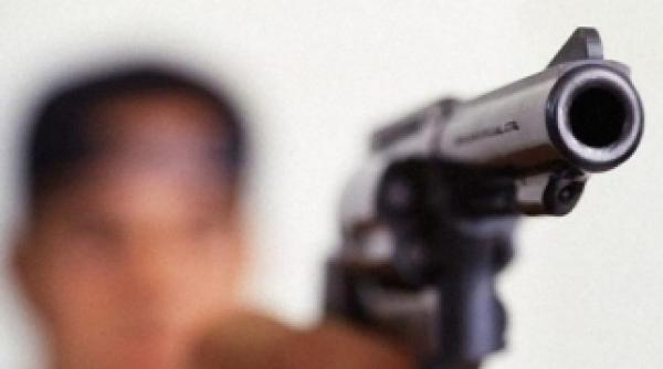 un politist s a impuscat in cap