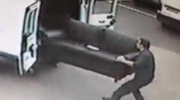 au vrut sa fure doua canapele dar au fost prinsi in ultimul moment