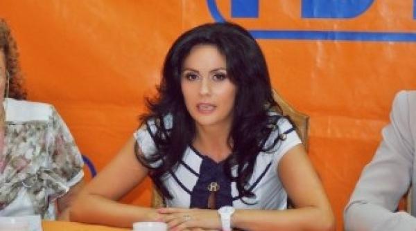 sexy pedelista laura bota in fruntea femeilor din pdl