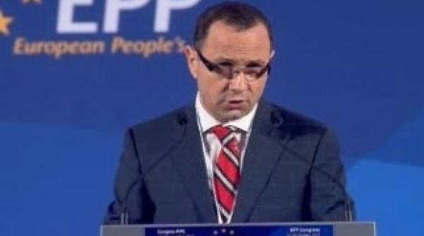 ciorbea pavelescu ala mic cu capul mare e o facatura a lui zeus