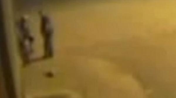 o femeie naste pe strada apoi isi abandoneaza copilul pe trotuar