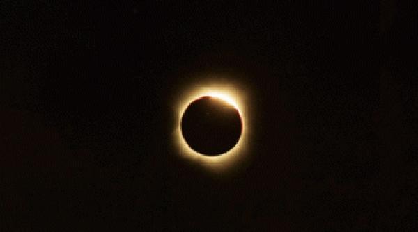 imagini spectaculoase cu eclipsa totala de soare din australia
