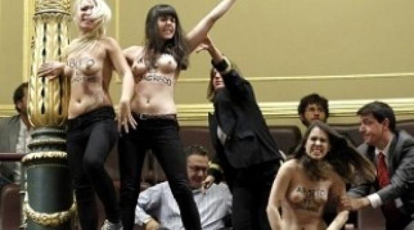 activistele femen batute in timpul unui protest video