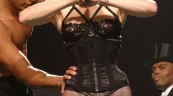 madonna a purtat niste chiloti prea mici la un concert