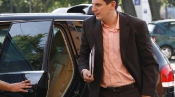 trasculescu fila dna si sri pentru a evita flagrantul