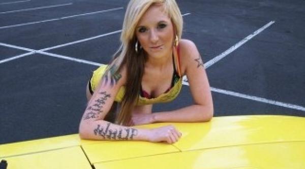 un tata si a pus fiica sa pozeze sexy langa masina vezi de ce