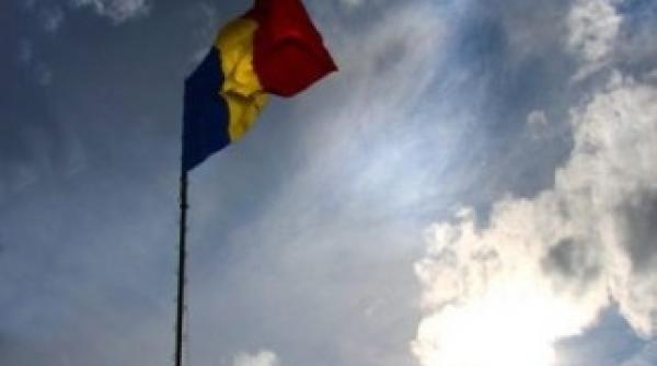 de ziua nationala drapelul flutura pe cel mai inalt varf din tara