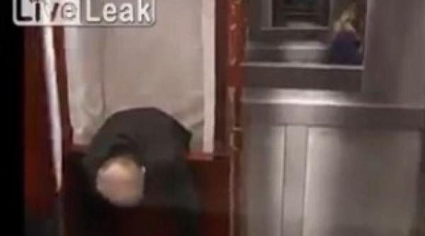 o alta farsa in lift cum reactioneaza oamenii cand vad mortul