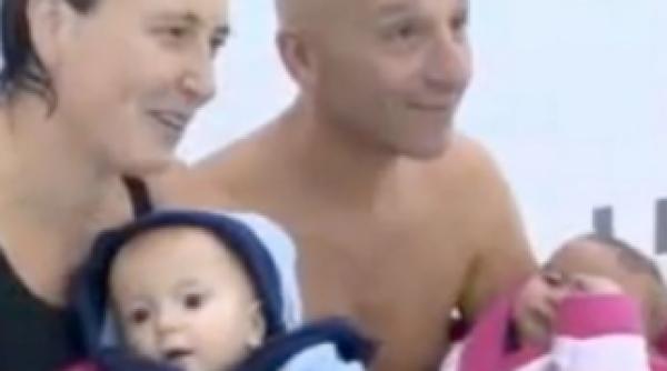 uimitor gemeni de numai 9 luni inoata cate 25 de metri video