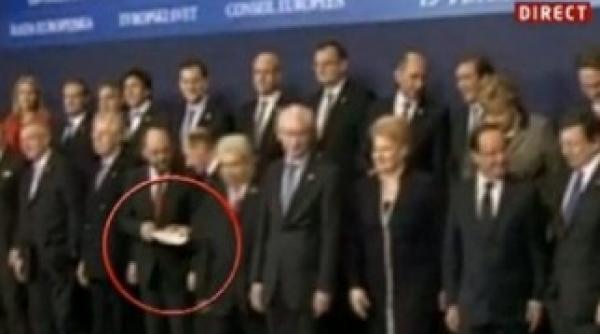 basescu surprins cand ii pasa lui martin schulz niste documente