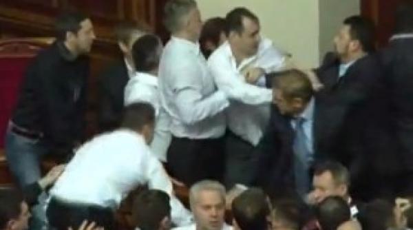 bataie intre parlamentarii ucrainei video