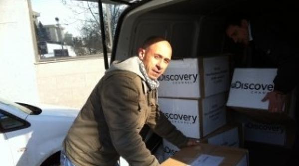 discovery a lasat 20 de cutii la usa rcsrds vezi ce era in ele