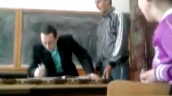 un elev isi ameninta profesorul cu moartea video