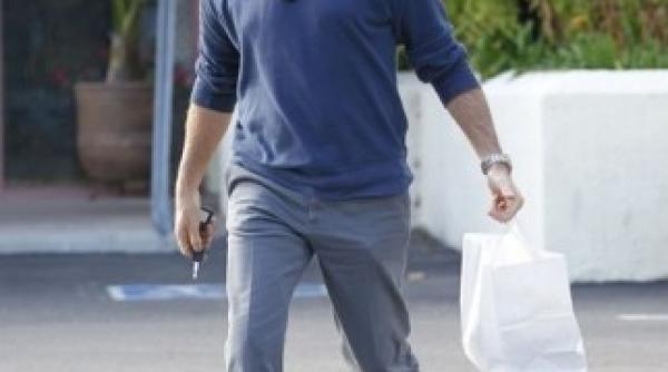 pierce brosnan cu un look complet schimbat vezi cu cine seamana