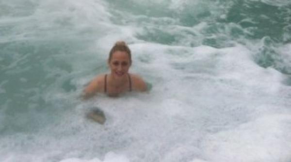 camelia potec in costum de baie la temperaturi negative