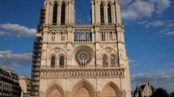 cati ani crezi ca a implinit catedrala notre dame din paris