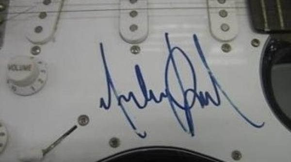 topul vedetelor cu autografe falsificate