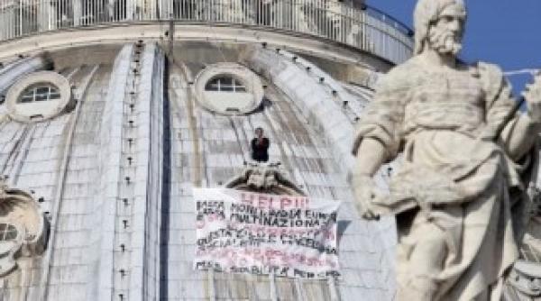 un roman a urcat pe o schela in piata san pietro cerandu i papei sa opreasca terorismul