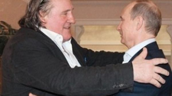gerard depardieu a primit pasaportul rus de la vladimir putin