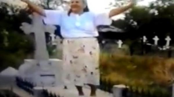 vaduva vesela in pasi de dans pe mormantul sotului