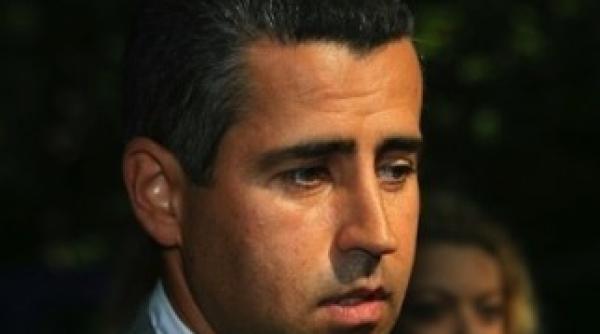 premiera la 8 ani gemenele truica isi dau tatal in judecata