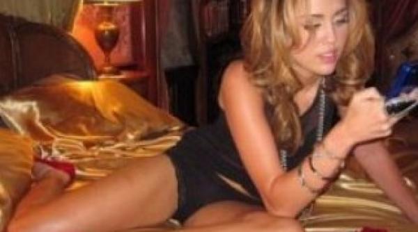miley cyrus are vise erotice jucause cu femei