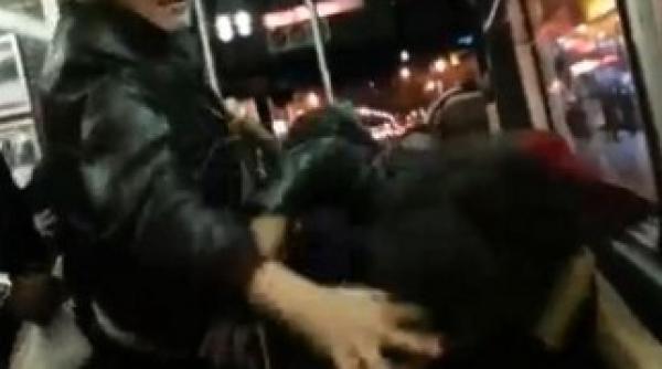 bataie in autobuz intre un batran si o batrana