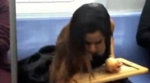 ce a facut aceasta fata in metrou calatorii au privit inlacrimati