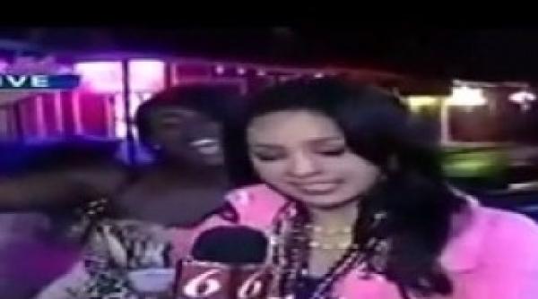 genial cum scapa un reporter de o femeie beata video