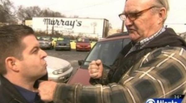 un reporter a incasat un pumn in barbie in timpul unei investigatii