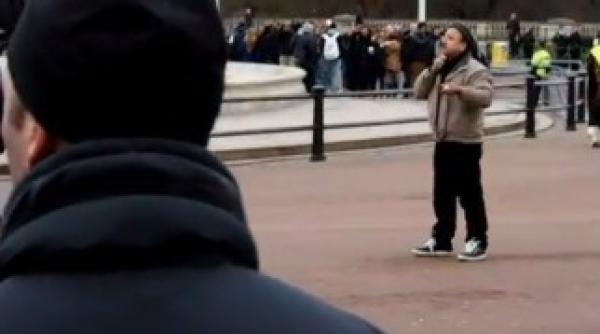 alerta in fata palatului buckingham pentru ca un individ agita doua cutite