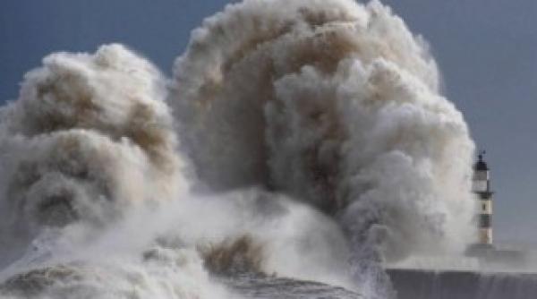 momentele in care un val urias loveste un far imagini spectaculoase