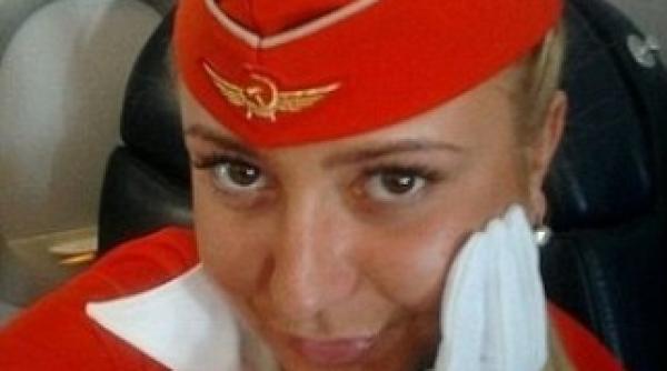 stewardesa concediata din cauza unei fotografii cu un gest obscen