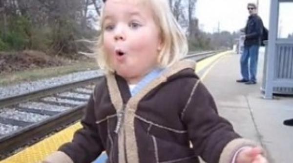 vezi reactia unei fetite la sosirea unui tren in gara video