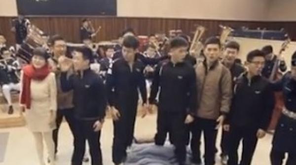 o parodie dupa les miserables concurent de temut pentru gangnam style