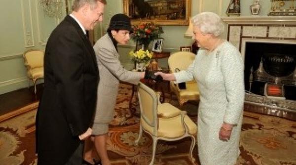 detaliu frapant intr o fotografie oficiala a reginei elisabeta a ii a