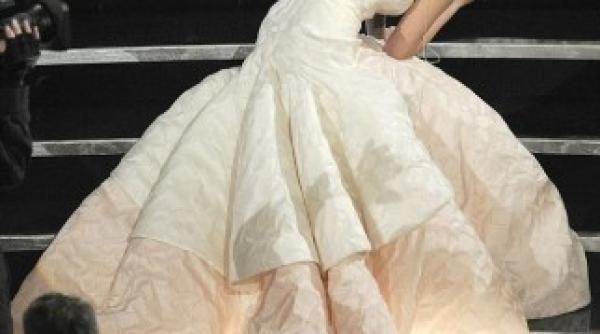 oscar 2013 jennifer lawrence a cazut in drum spre scena video