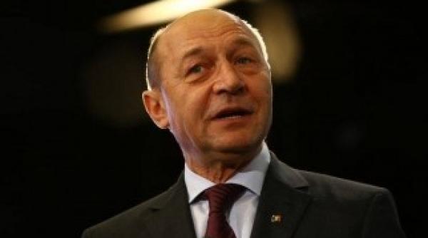 de ce a anuntat basescu ca nu se mai retrage din politica legatura cu emil constantinescu