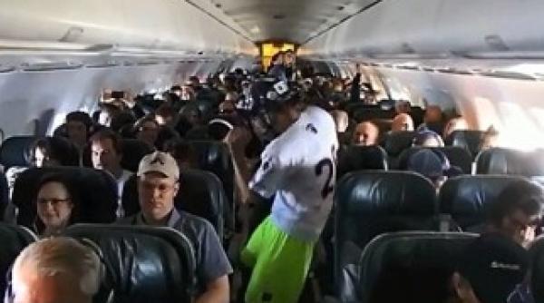 nebunia harlem shake a pus in pericol siguranta unui intreg avion video