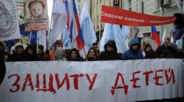 rusii protesteaza impotriva adoptiilor straine