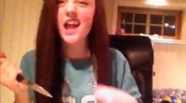 incredibil ce face aceasta fata draguta cu un cutit