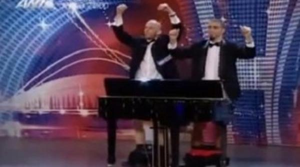 si grecii au talent cum au cantat la pian cu penisurile doi concurenti video