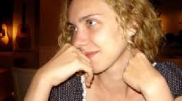 mica inmormantata duminica vezi melodia in memoria ei