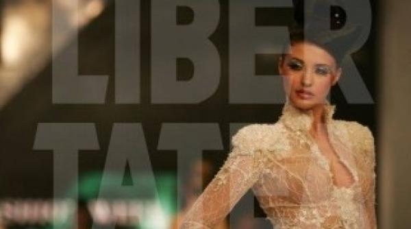 antonia si a aratat sanii la o prezentare de moda