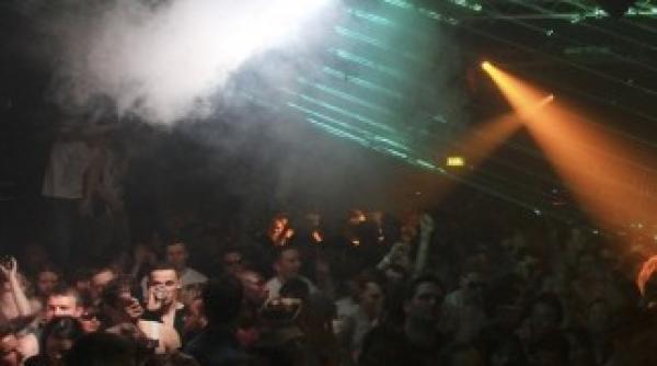 club de noapte intr o inchisoare de la inaugurare nu au lipsit stripteuzele si alcoolul