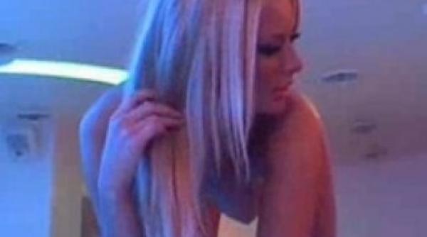 laura cosoi s a pozat la wc foto