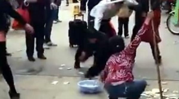 revoltator un barbat bate un cersetor fara picioare