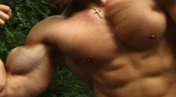 un culturist din germania batut de trei sateni invidiosi la straja