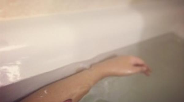 antonia isi arata noul tatuaj pozand goala in cada foto